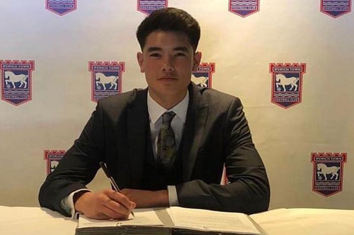 Bek keturunan Indonesia, Elkan Baggott, saat menandatangani kontrak beasiswa akademi Ipswich Town.