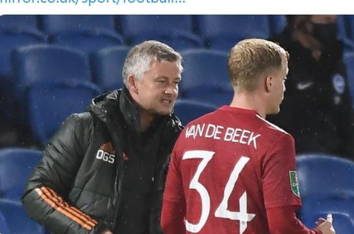 Pelatih Manchester United, Ole Gunnar Solskjaer, berbicara kepada Donny van de Beek.