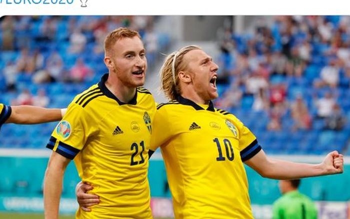 Pemain timnas Swedia, Dejan Kulusevski dan Emil Forsberg, merayakan gol ke gawang timnas Polandia dalam laga Grup E EURO 2020 di Stadion Saint Petersburg, Rabu (23/6/2021).