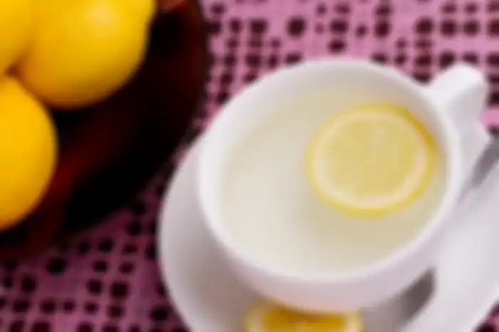 Manfaat minum air lemon hangat setiap pagi.