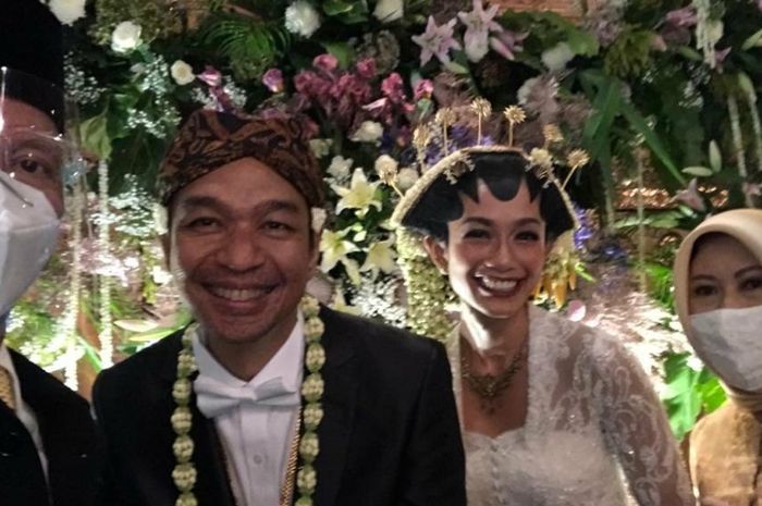 Dimas Djayadiningrat, atau yang akrab disapa Dimas Djay, resmi menikahi sang kekasih, Faradina Mufti, di Plataran Darmawangsa, Jakarta Selatan.