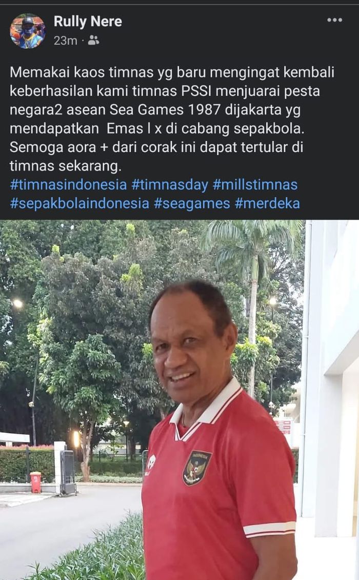 Legenda sepak bola Indonesia, Rully Nere saat memakai jersey terbaru timnas Indonesia