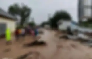 Bertaruh Nyawa Arahkan Warga Selamatkan Diri, Sekdes Waimatan Akhirnya Tertimbun Tanah Lonsor, Kepala Desa Ungkap Kesaksiannya