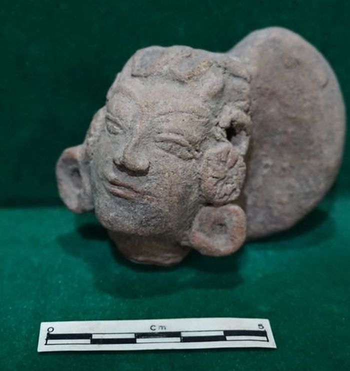 Salah satu figurin perempuan dari masa Majapahit. Sosok ini memakai perhiasan yang banyak dan ekspresif, seperti anting dan rambut yang dimodelkan, berbeda dengan masa Hindu-Buddha sebelumnya yang menggambarkan perempuan lebih monoton.