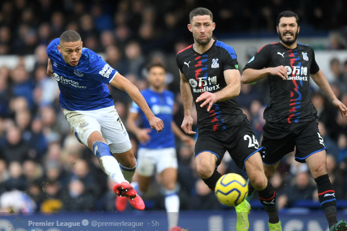 Striker asal Brasil, Richarlison, ketika bertanding mengenakan seragam Everton.