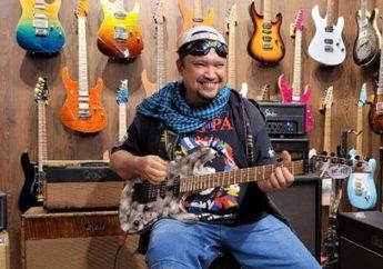 Dimakamkan Secara Protokol Covid-19, Para Pelayat Salatkan Jenazah Aria Baron Eks Gitaris GIGI yang Berada di Ambulans