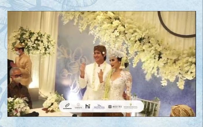 Kevin Aprilio tak kuasa menunjukkan perasaan bahagianya ketika resmi menikahi Vicy Melanie.