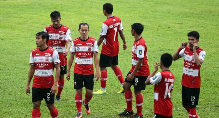 Para pemain Madura United usai latihan bersama Arema FC di Stadion Kanjuruhan, Malang, Rabu (21/10/2020).