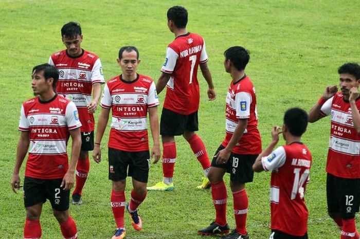 Para pemain Madura United usai latihan bersama Arema FC di Stadion Kanjuruhan, Malang, Rabu (21/10/2020).