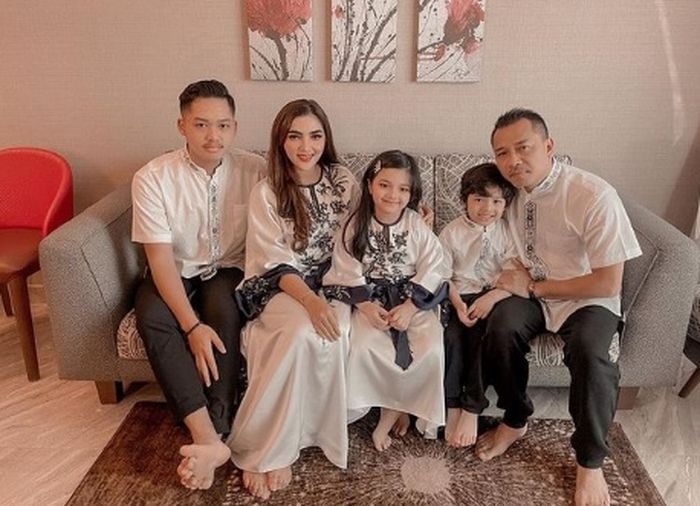 Baju lebaran Idul fitri 2021 keluarga Anang Hermansyah dan Ashanty.