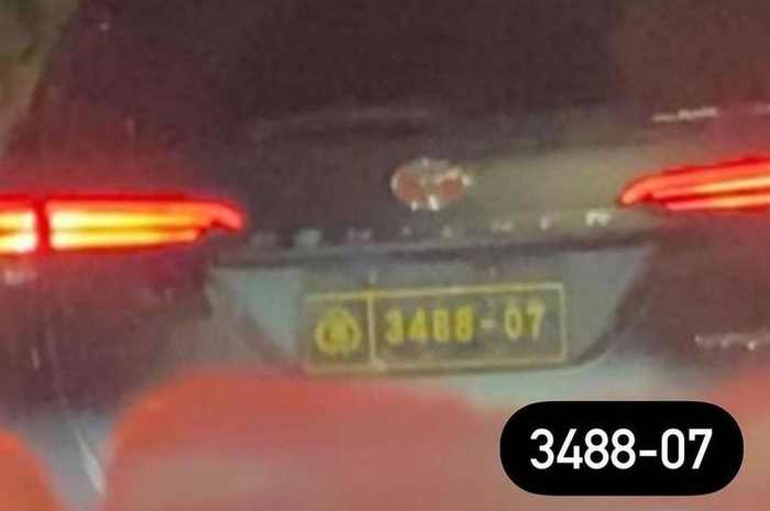 Dalam foto yang viral di media sosial, mobil Fortuner yang melawan arus sebelum menabrak itu memakai pelat dinas polisi bernomor 3488-07. 