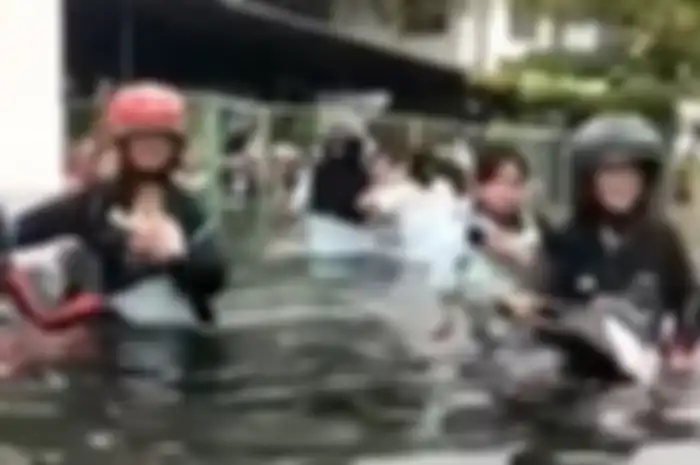Banjir rob di Semarang, puluhan motor terendam banjir