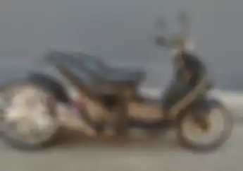 Hampir Mirip Moge, Modifikasi Yamaha Nouvo Makin Kekar Pakai Pelek Mobil