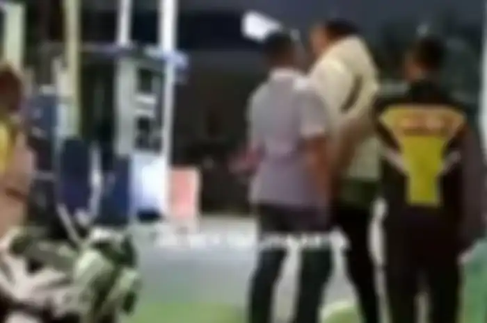 Pengemudi mobil ribut dengan pemotor dan todongkan pistol di depan Apartemen Grand Pakubuwono Terrace, Jalan Ciledug Raya, Cipulir, Kebayoran Lama, Jakarta Selatan, Rabu (7/12/2022) sekitar pukul 21.45 WIB.