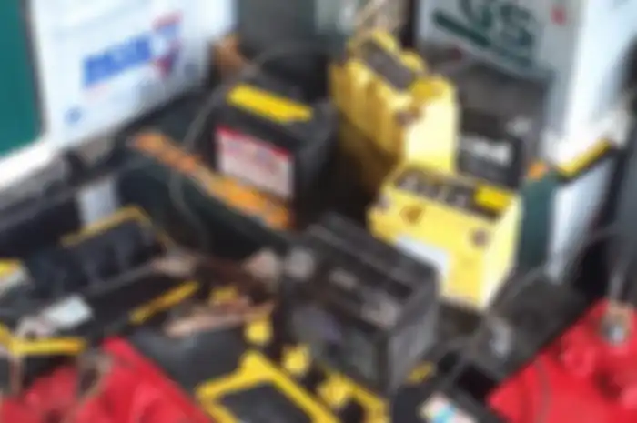 Aki motor yang sedang disetrum ulang
