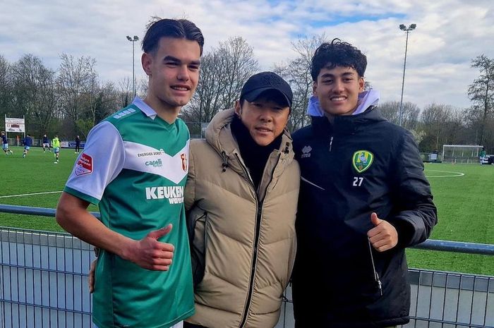 Jens Raven, Rafael Struick, dan Shin Tae-yong saat menjalani sesi foto bersama.