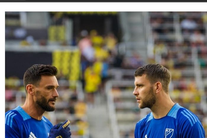 Maarten Paes bersama Hugo Lloris dalam skuad MLS All-Star, Kamis (25/7/2024). 