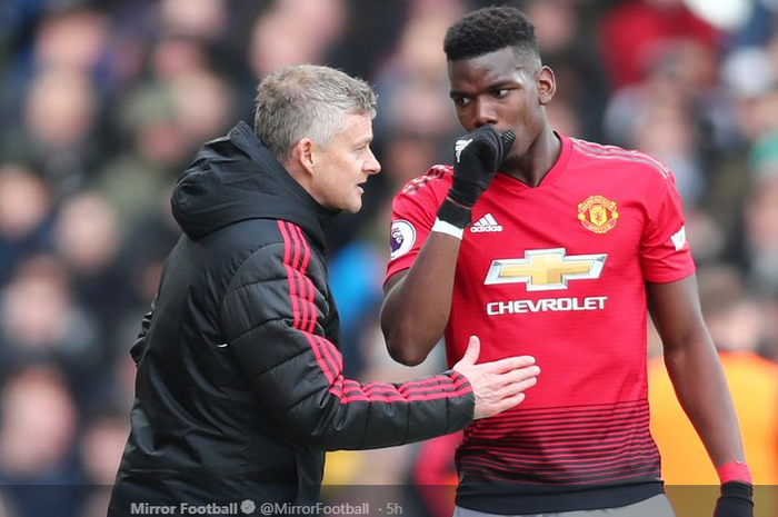 Pelatih Manchester United, Ole Gunnar Solskjaer (kiri), berbicara dengan gelandang Paul Pogba.