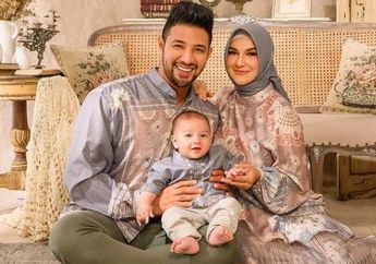 Nyaris 2 Tahun Sepeninggal Anak Kembarnya, Ammar Zoni dan Irish Bella Boyong Baby Air Ziarah ke Makam sang Kakak untuk Pertama Kali: Kamu Bisa Lihat Kakak Kamu