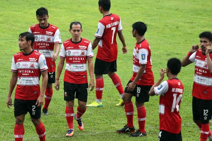 Para pemain Madura United usai latihan bersama Arema FC di Stadion Kanjuruhan, Malang, Rabu (21/10/2020).