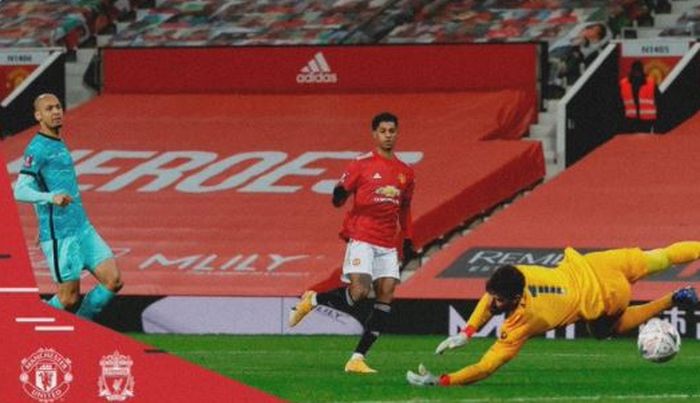 Striker Manchester United, Marcus Rashford, mencetak gol ke gawang Liverpool dalam laga putaran keempat Piala FA di Stadion Old Trafford, Minggu (24/1/2021).