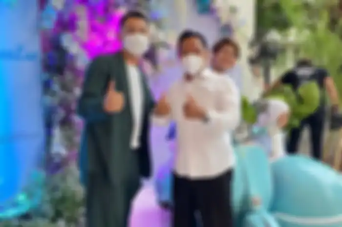 Usai pamer foto bareng Raffi Ahmad, ayah Rizky Billar dibilang bikin bengek. ada banyak netizen yang mengaku terhibur dengan aksi Daniel Eddy. 