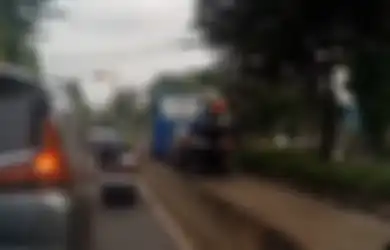 Viral, Padahal Ada Polisi, Mobil Toyota Fortuner Plat Nomor RF Ini Bebas Melenggang di Jalur Busway, Warganet Geger Karena Satu Hal