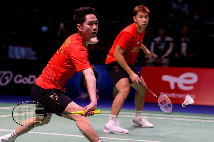 Pasangan ganda putra Indonesia, Marcus Fernaldi Gideon/Kevin Sanjaya Sukamuljo, saat menjalani pertandingan melawan wakil NFBR (Rusia) Vladimir Ivanov/Ivan Sozonov dalam pertandingan penyisihan Grup C Sudirman Cup 2021 di Energiaa Arena, Vantaa, Finlandia, Minggu (26/9/2021).