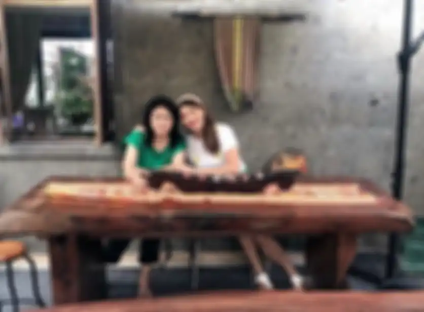Tamara Blezynski dengan ibunya di Warung Teh Manis