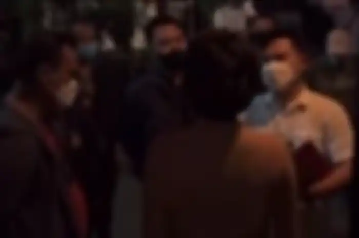 Nikita Mirzani saat menghadapi polisi yang akan menangkapnya