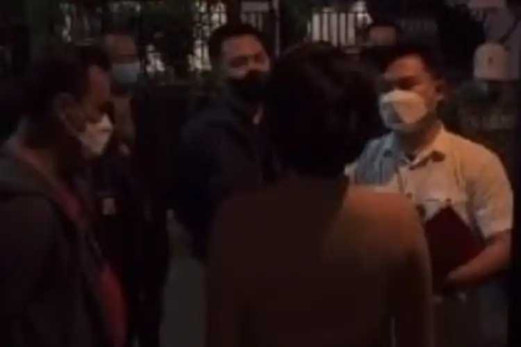 Terkenal Berani Usai Siram Debt Collector, Kini Nikita Mirzani 'Usir' Polisi  dari Rumahnya