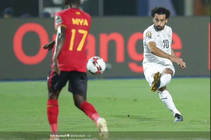 Bintang timnas Mesir, Mohamed Salah, menjebol gawang Uganda pada laga terakhir Grup A Piala Afrika 2019.