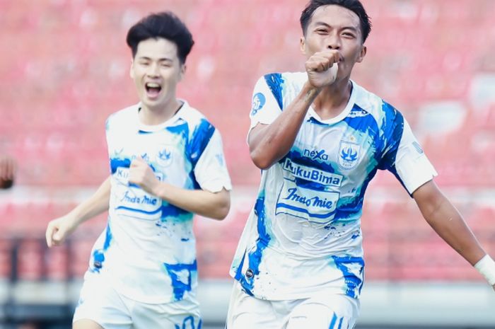 Pemain PSIS Semarang Riyan Ardiansyah dan Taisei Marukawa saat melakukan selebrasi seusai mencetak gol ke gawang Arema FC dalam laga pekan ke-24 Liga 1 di Stadion Kapten I Wayan Dipta, Gianyar, Bali, Senin (5/2/2024).