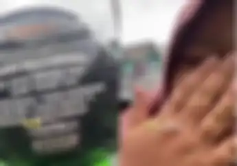 Penumpang Sampai Meneteskan Air Mata Diantar Driver Ojol, Tulisan di Helm Bikin Haru