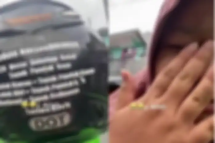 Penumpang wanita terharu membaca tulisan di helm driver ojol, sampai menitikan air mata.