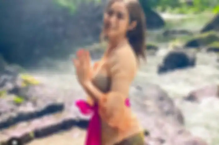 Jessica Iskandar melakukan upacara melukat.