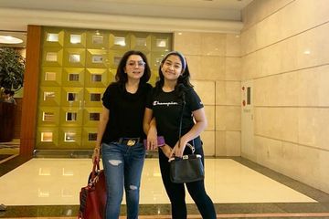 Mayangsari dan putrinya, Khirani Siti Hartina Trihatmodjo tampil kompak bergaya kasual tenteng tas branded saat pergi hangout 