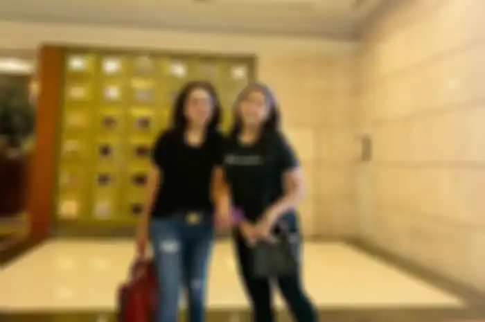 Mayangsari dan putrinya, Khirani Siti Hartina Trihatmodjo tampil kompak bergaya kasual tenteng tas branded saat pergi hangout 