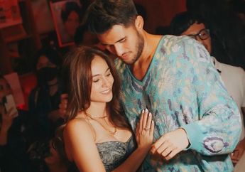 Pantesan Pacar Brondong Kepincut Pesonanya, Wulan Guritno Pamer Badan Singset Bak Masih ABG Saat Beri Makan Sapi, Warganet Beri Pujian