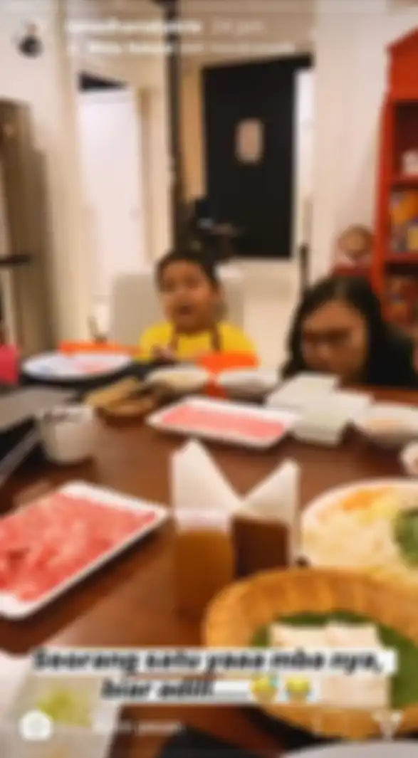 Nia Ramadhani memberikan tiga buah hatinya masing-masing seorang pengasuh.