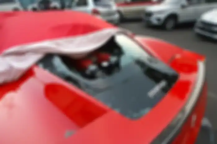 kaca belakang Ferrari 458 pecah dihancurkan pemotor dan warga yang marah