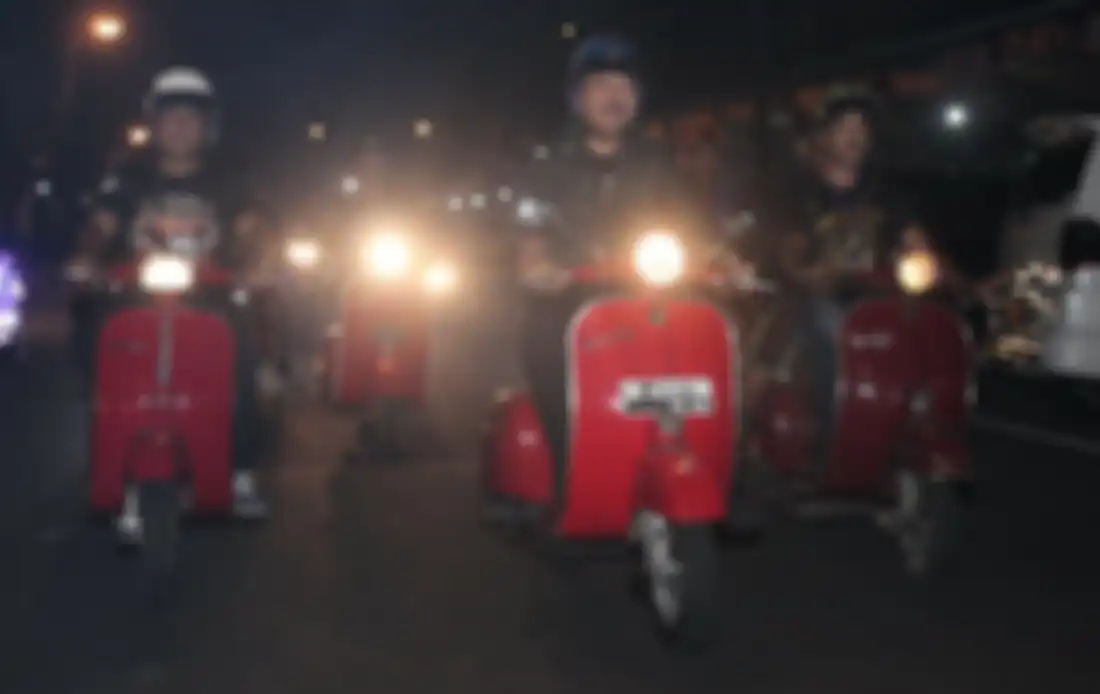 Wakil Gubernur Bali, Tjokorda Oka Artha Ardhana Sukawati (depan) mengendarai Vespa klasik ke ulang t