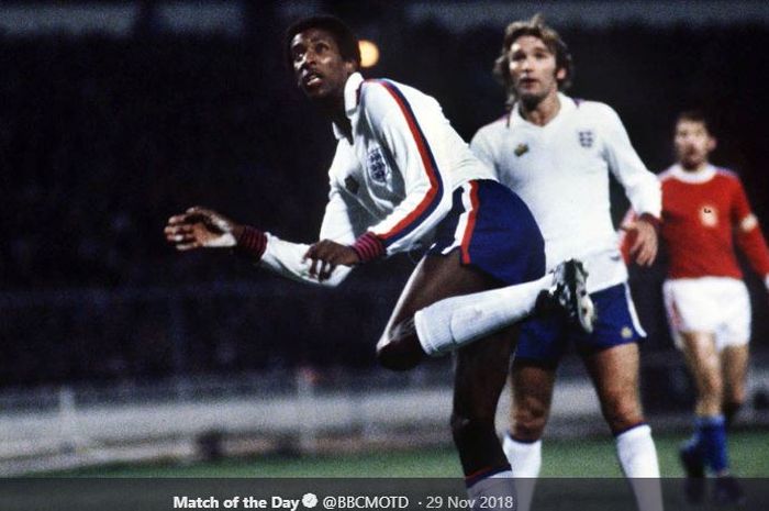 Pesepak bola kulit hitam pertama yang membela timnas Inggris, Viv Anderson, menjalani debut ketika melawan Ceska pada 29 November 1978 di Stadion Wembley, London.