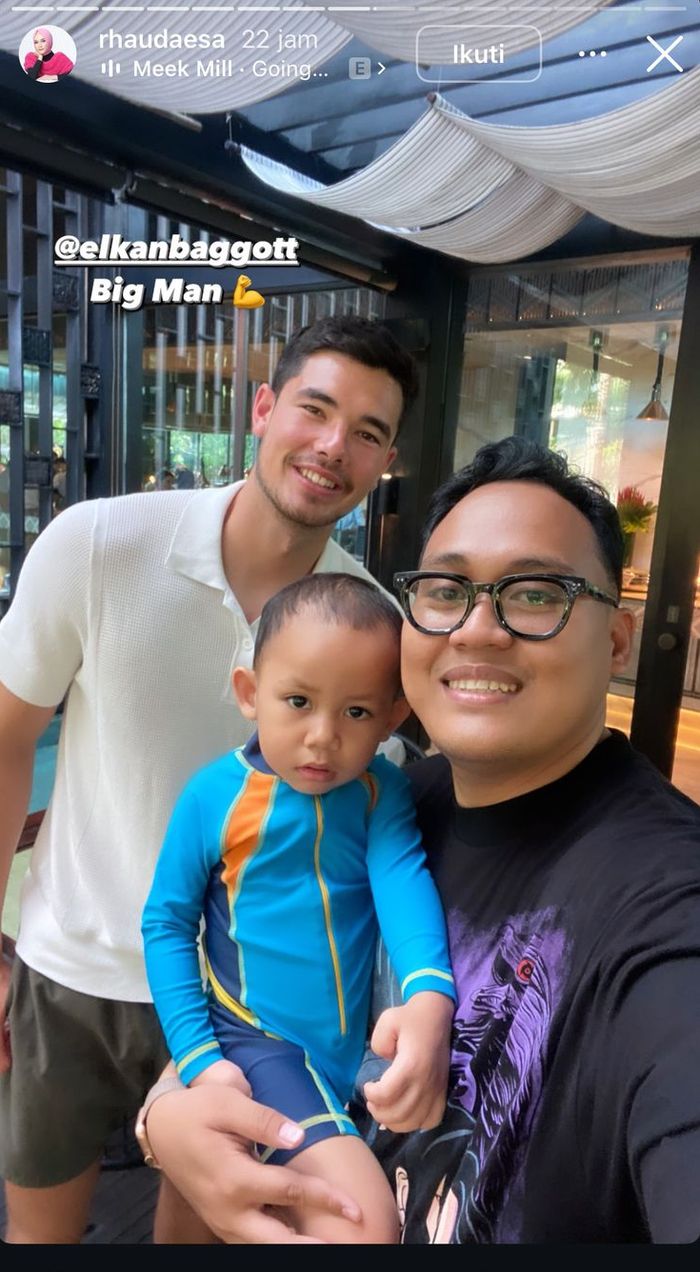 Fans timnas Indonesia berfoto bersama Elkan Baggott di Bali