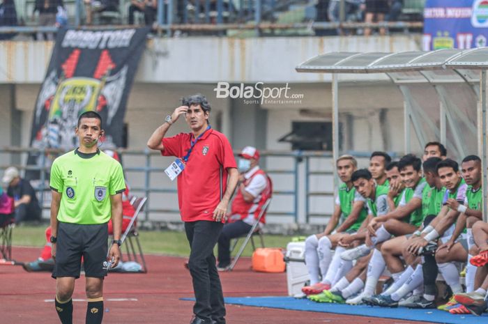 Pelatih Bali United, Stefano Cugurra alias Teco, sedang memantau timnya bertanding dalam laga pekan keenam Liga 1 2022 di Stadion Gelora Bandung Lautan Api, Bandung, Jawa Barat, 23 Agustus 2022.