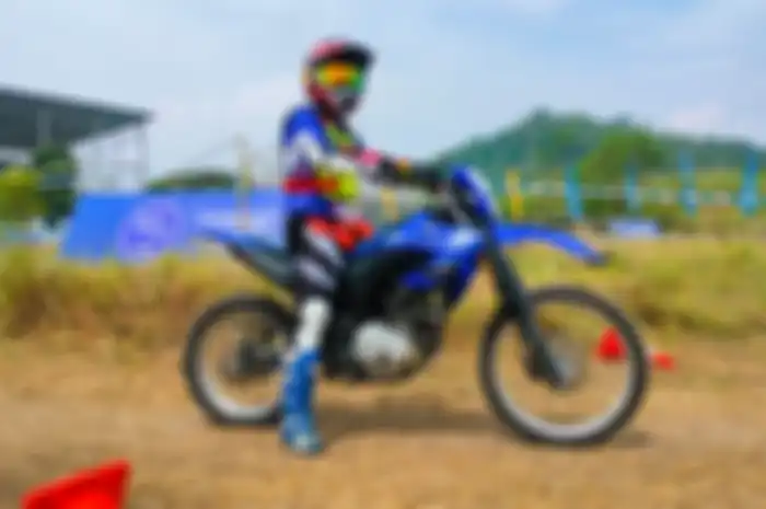 MOTOR Plus saat menjajal Yamaha WR155R di trek tanah pada Shell bLU cRU Yamaha Enduro Challenge 2024 Bandung.