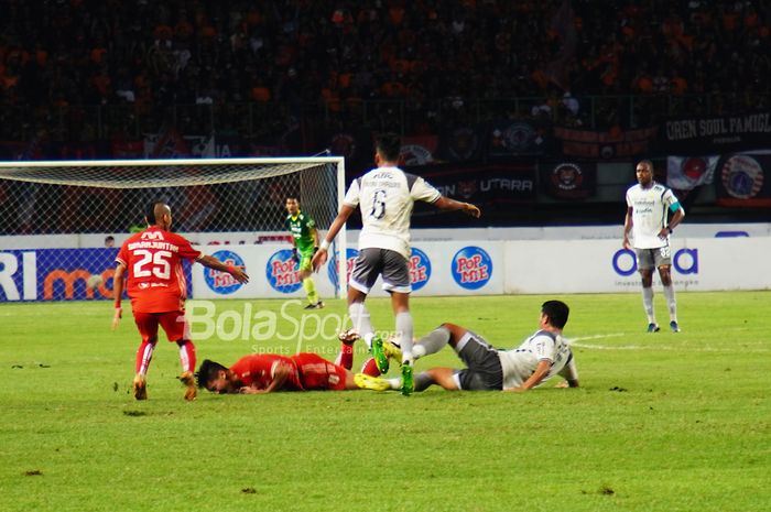 Ketegangan yang terjadi di laga Derby Panas Persija Jakarta vs Persib Bandung yang berlangsung di Stadion Patriot Chandrabhaga, Jumat 31 Maret 2023