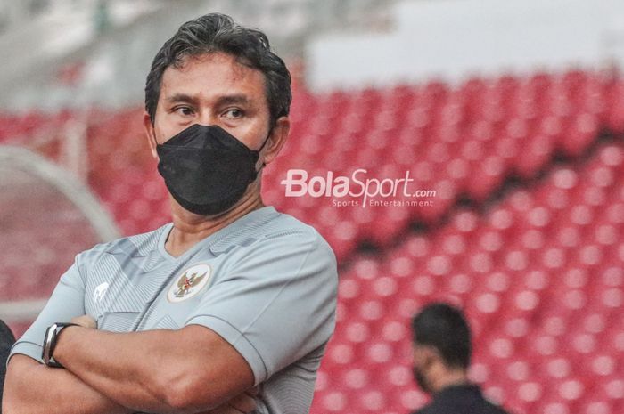 Pelatih timnas U-16 Indonesia, Bima Sakti, sedang memantau para pemainnya di Stadion Utama Gelora Bung Karno, Senayan, Jakarta, 19 April 2022.