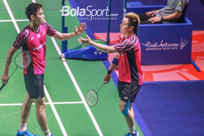 Pasangan ganda putra Malaysia, Aaron Chia dan Soh Wooi Yik, melakukan tos di saat bertanding pada perempat final Indonesia Open 2022 di Istora Gelora Bung Karno, Senayan, Jakarta, 17 Juni 2022.