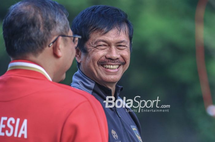 Pelatih timnas U-22 Indonesia, Indra Sjafri (kanan) disinggung media Vietnam setelah dianggap menyinggung dengan ucapan kasar.